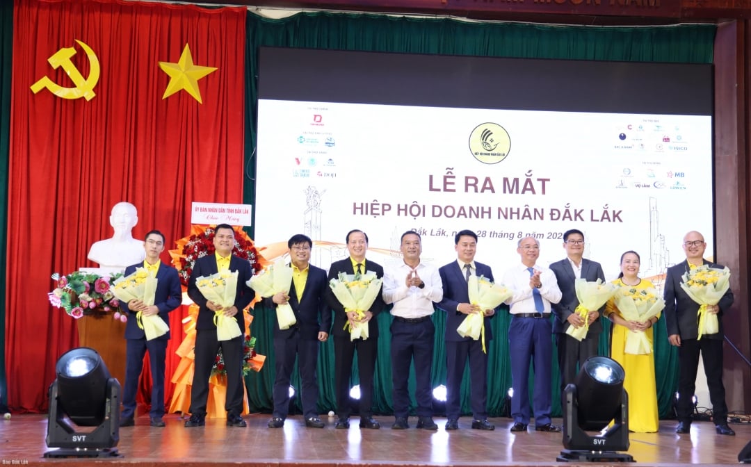 ថ្នាក់ដឹកនាំខេត្ត ជូនកម្រងផ្កាជូនគណៈកម្មាធិការអចិន្ត្រៃយ៍សមាគមធុរកិច្ច Dak Lak។