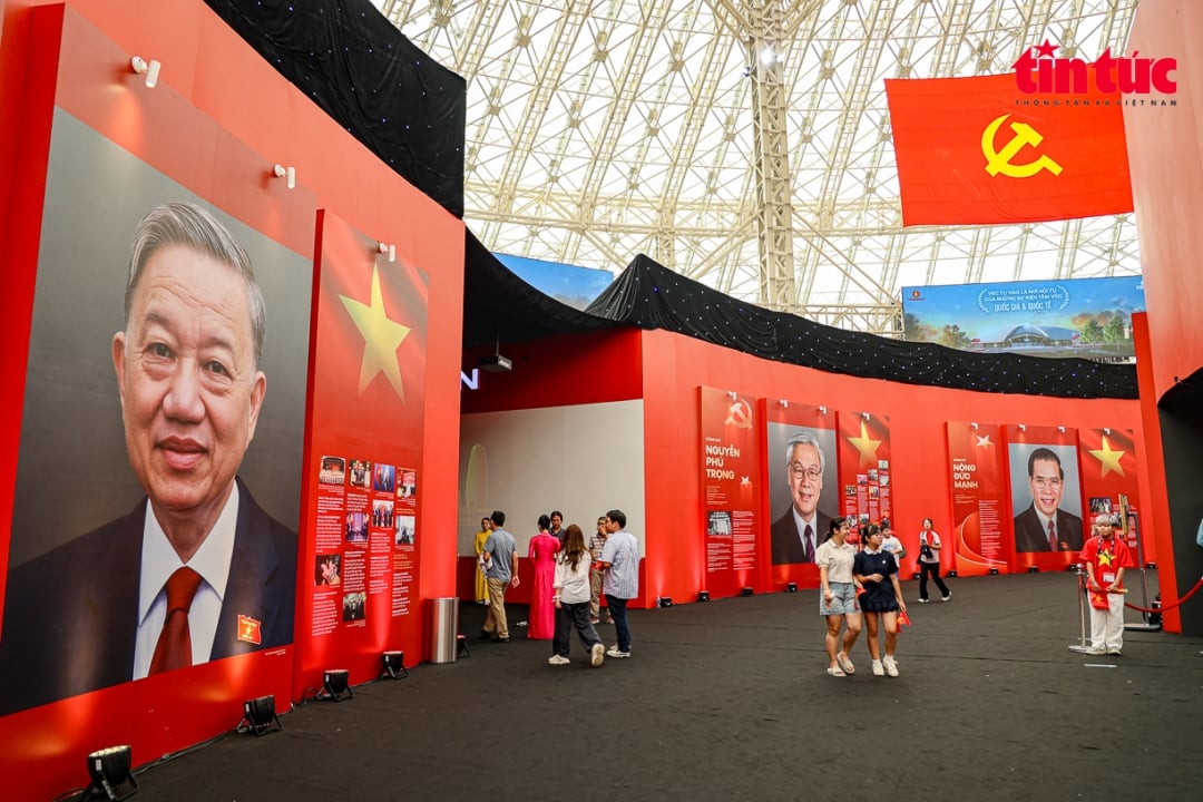 Die Themenausstellung „95 Jahre Parteiflagge als Wegweiser“ findet vom 28. August bis 5. September 2025 im Vietnam Exhibition Center statt und ist ein wichtiges Ereignis im Rahmen der Veranstaltungsreihe zur Feier des 80. Jahrestags der Augustrevolution und des Nationalfeiertags am 2. September.