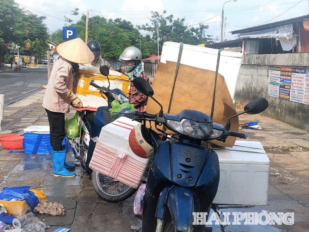 អ្នកនេសាទ Hai Phong ផ្គត់ផ្គង់គ្រឿងសមុទ្រដល់ឈ្មួញ