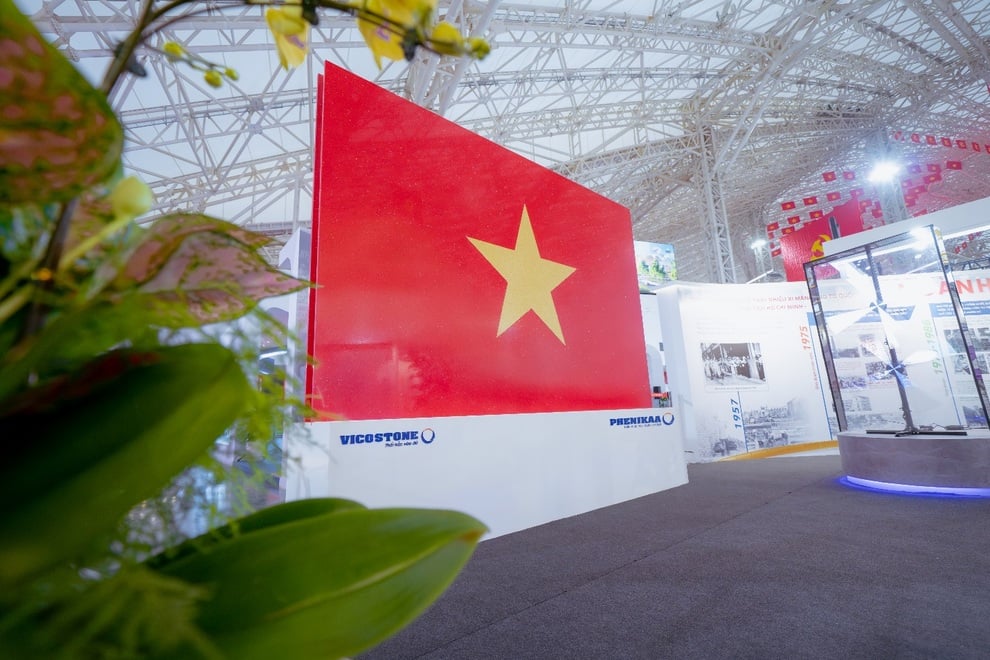 Chiêm ngưỡng lá cờ Tổ quốc bằng đá lớn nhất Việt Nam tại Triển lãm Thành tựu Đất nước - 2