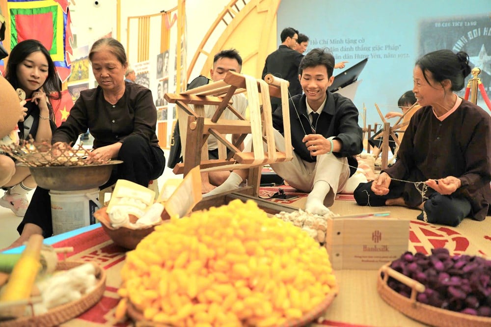 Thousands of people from all over the country flocked to the Exhibition '80 Years of Journey of Independence - Freedom - Happiness' - photo 6