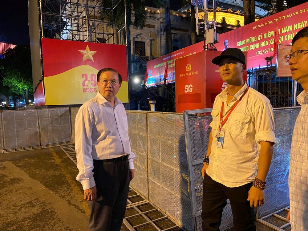 El viceministro Ta Quang Dong inspecciona los preparativos para la distribución de entradas para el concierto 