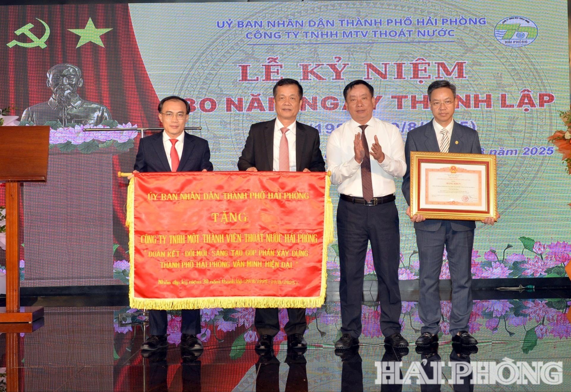Genosse Tran Van Quan, stellvertretender Vorsitzender des Volkskomitees der Stadt, verlieh den Mitarbeitern, Arbeitern und Angestellten von Hai Phong Drainage One Member Co., Ltd. die Verdiensturkunde der Regierung und das Banner des Volkskomitees der Stadt.