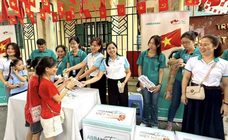 Des responsables de l'Union des femmes du quartier de Ba Dinh, à Hanoi, servent des boissons aux personnes qui regardent la répétition et la marche du défilé. Cán bộ Hội LHPN phường Ba Đình, Hà Nội, phục vụ nước uống cho nhân dân đi xem tổng hợp luyện diễu binh, diễu hành