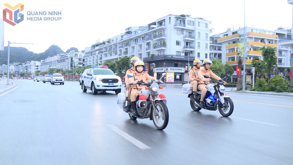 Le département de la police de la circulation (police provinciale) a défilé pour démontrer sa force et sensibiliser la population au respect des réglementations légales en matière de sécurité et d'ordre routiers.