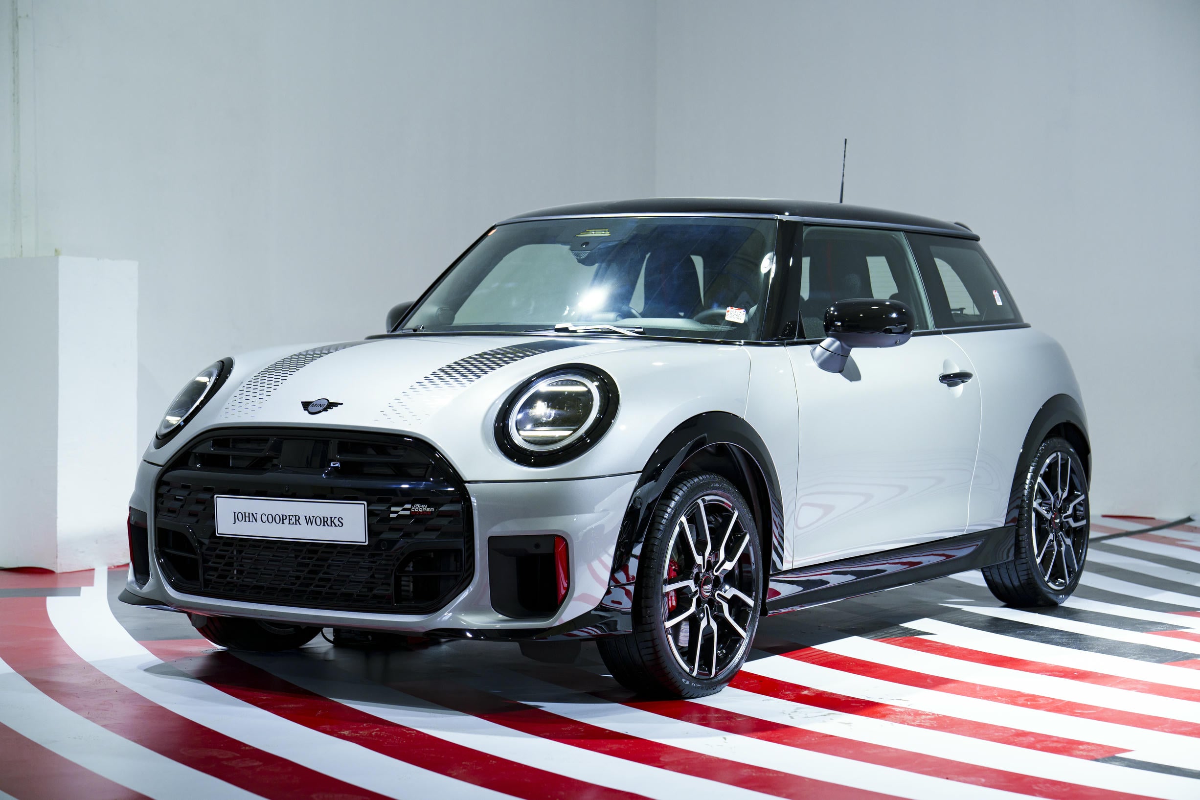 2. الجيل الجديد من سيارة MINI JCW ذات الثلاثة أبواب - تمثل خط سيارات MINI عالية الأداء