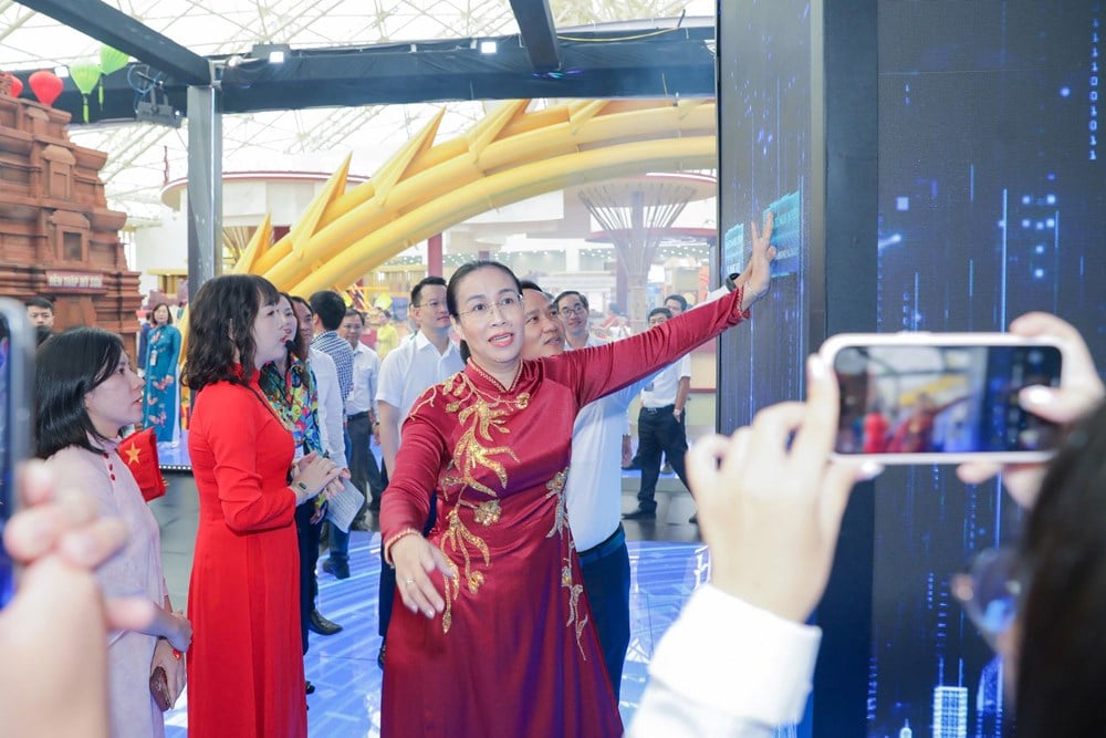 Da Nang beeindruckt mit Technologiestand auf der National Achievement Exhibition – Foto 4