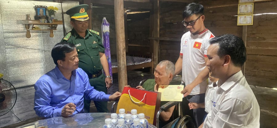 pho-chu-tich-thuong-truc-ubnd-tinh-nguyen-tuan-thanh-tham-tang-qua-nguoi-co-cong-voi-cach-mang-ro-mah-thuan-tai-xa-bien-gioi-ia-mor-anh-xuan-dinh.jpg
