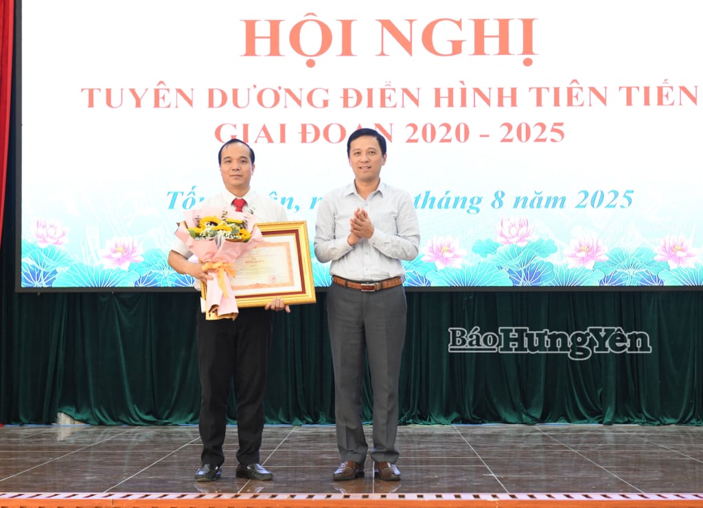ថ្នាក់ដឹកនាំគណកម្មាធិការឃោសនាបោះឆ្នោតបក្សខេត្តបានប្រគល់ប័ណ្ណសរសើរនាយករដ្ឋមន្ត្រីជូនចំពោះសមមិត្ត Ngo Duc Ha អនុប្រធានគណៈកម្មាធិការប្រជាជនឃុំ Tong Tran។