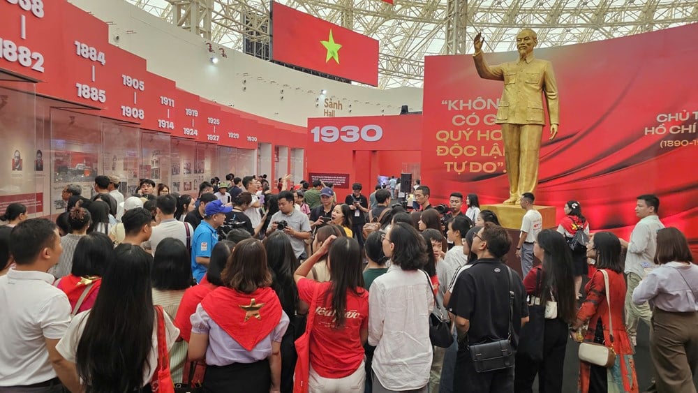 Thousands of people from all over the country flocked to the Exhibition '80 Years of Journey of Independence - Freedom - Happiness' - photo 1