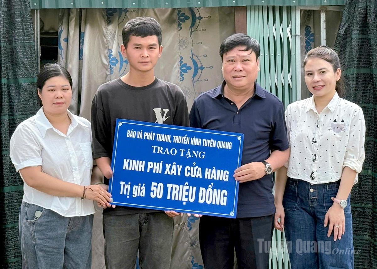 សមមិត្ត Mai Duc Thong សមាជិកគណៈកម្មាធិការបក្សខេត្ត និពន្ធនាយកកាសែត Tuyen Quang និងវិទ្យុ និងទូរទស្សន៍ ប្រធានសមាគមអ្នកកាសែតខេត្តបានប្រគល់ថវិកាសាងសង់ហាងសម្រាប់លោក Tran Giang Hien។