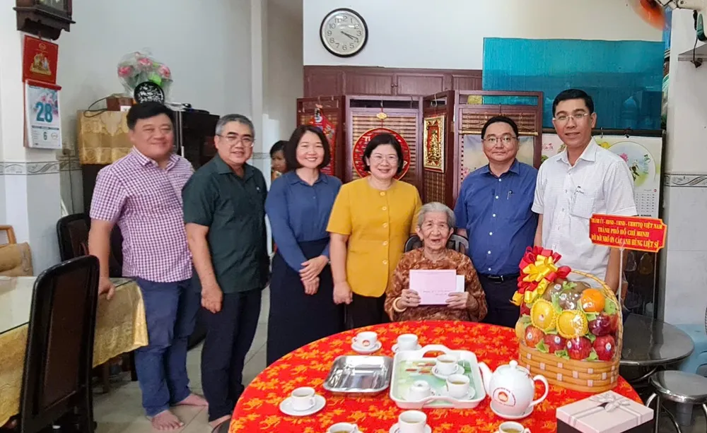 Mẹ Hồng.jpg