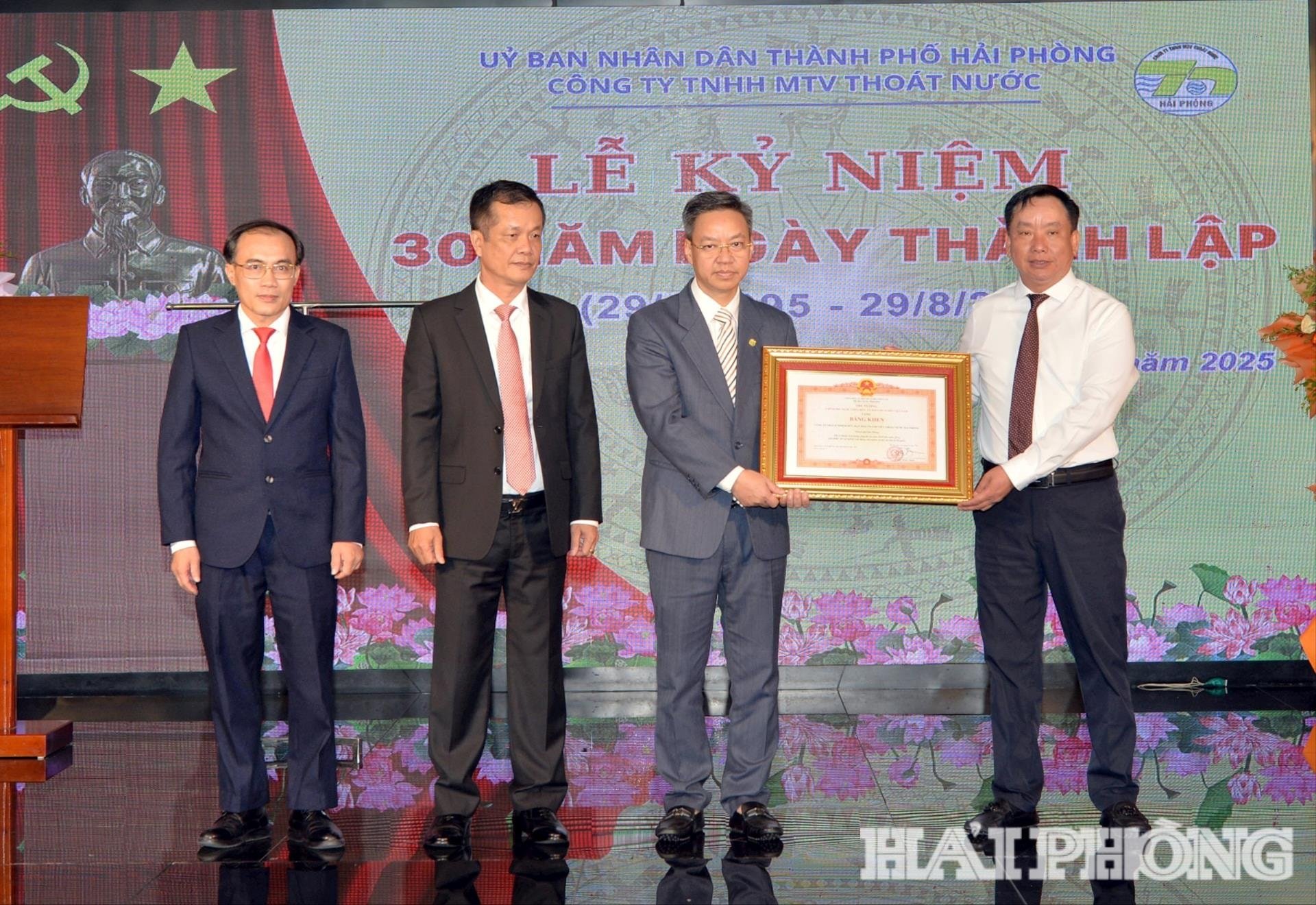 Genosse Tran Van Quan, stellvertretender Vorsitzender des Volkskomitees der Stadt, verlieh den Mitarbeitern, Arbeitern und Angestellten der Hai Phong Drainage MTC Company Limited die Verdiensturkunde der Regierung.