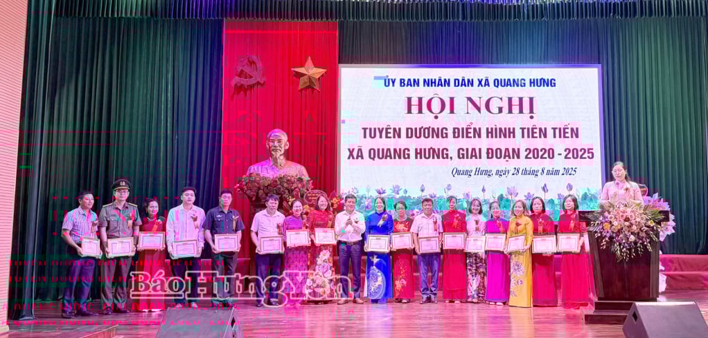 Representatives of Quang Hung Commune People's Committee awarded individuals with outstanding achievements.