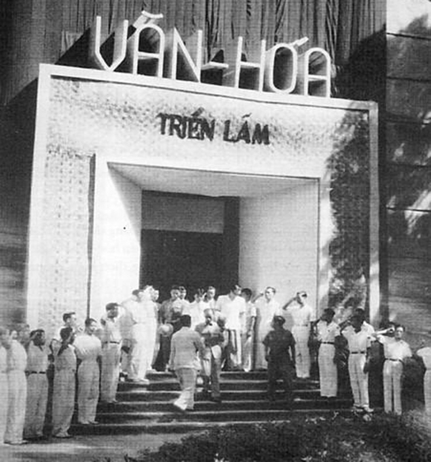 chu-tich-ho-chi-minh-du-le-khai-mac-tuan-van-hoa-tai-ha-noi-nam-1946-anh-tu-lieu.jpg