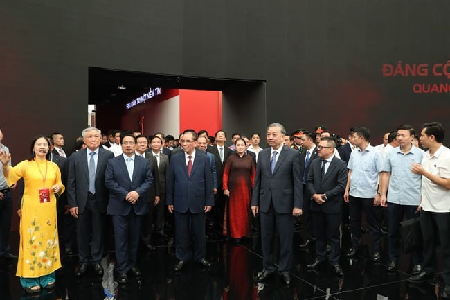 Ngươi dân hào hứng tham dự Triển lãm “80 năm hành trình Độc lập – Tự do – Hạnh phúc”  - Ảnh 2.