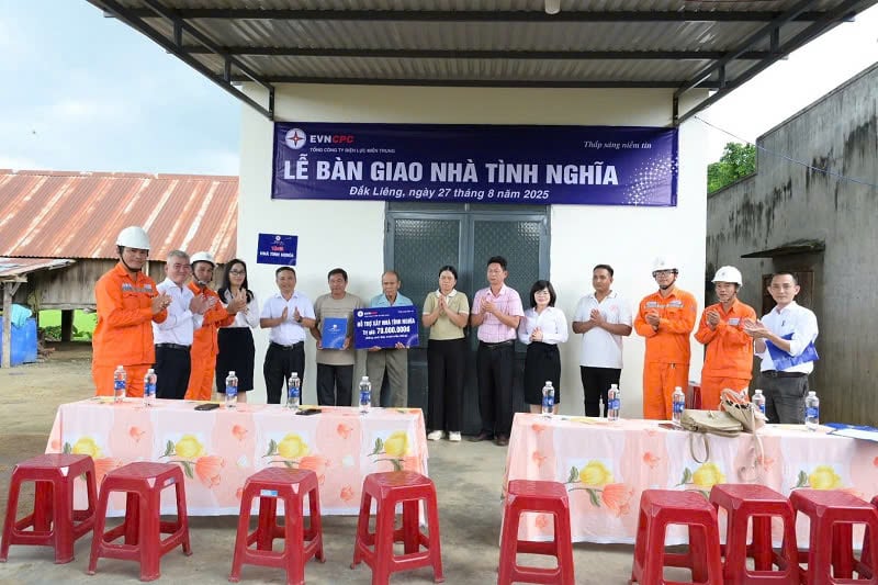 นอกจากเงิน 70 ล้านดองจาก EVNCPC แล้ว PC Dak Lak ยังได้มอบของขวัญมูลค่า 5 ล้านดองให้กับครอบครัวของนาย Y Ting Buoc - ตำบล Dak Lieng และครอบครัวอื่นๆ อีกด้วย