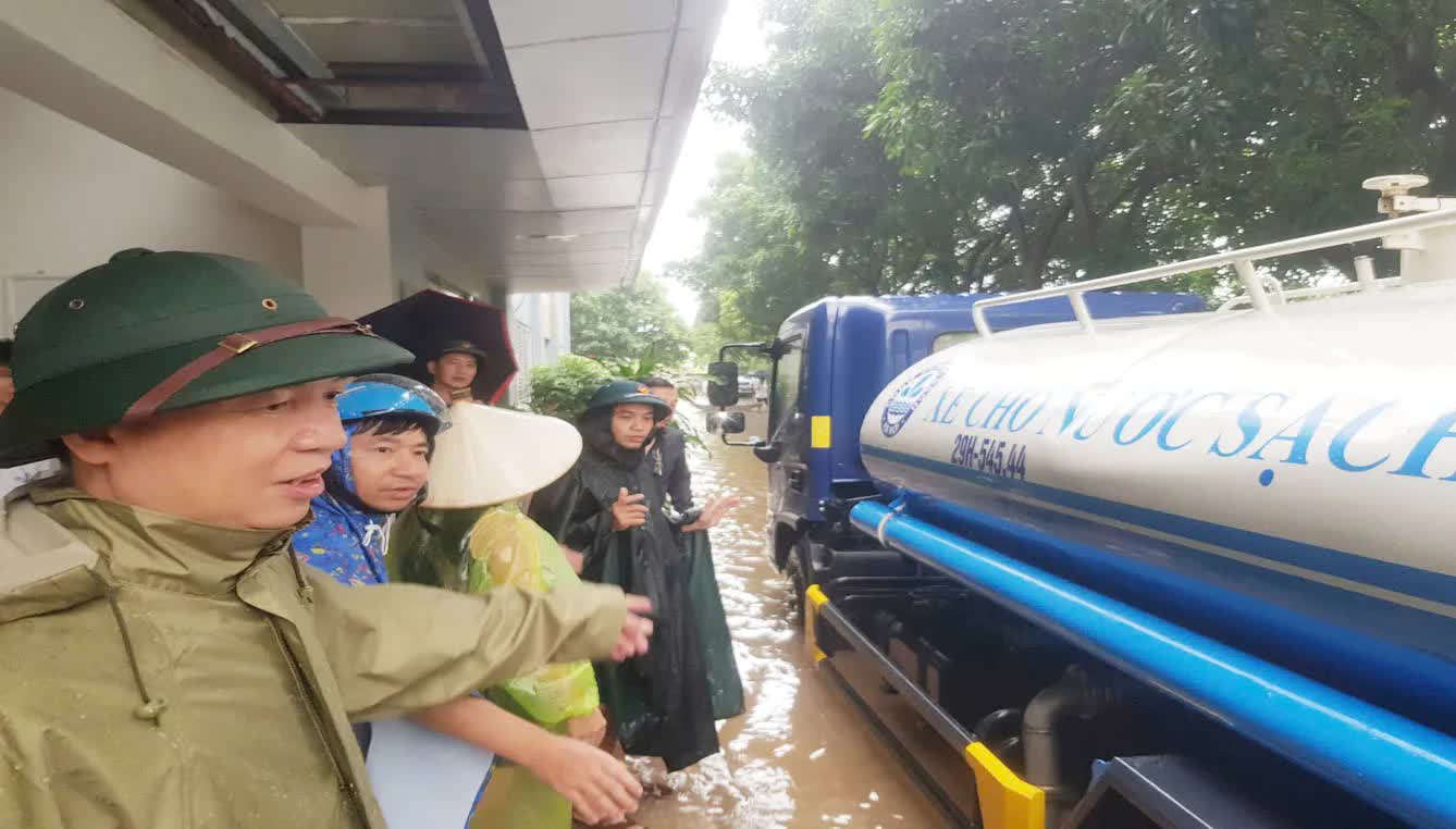 Phường Đông Ngạc kịp thời hỗ trợ người dân cơn bão số 5- Ảnh 6.