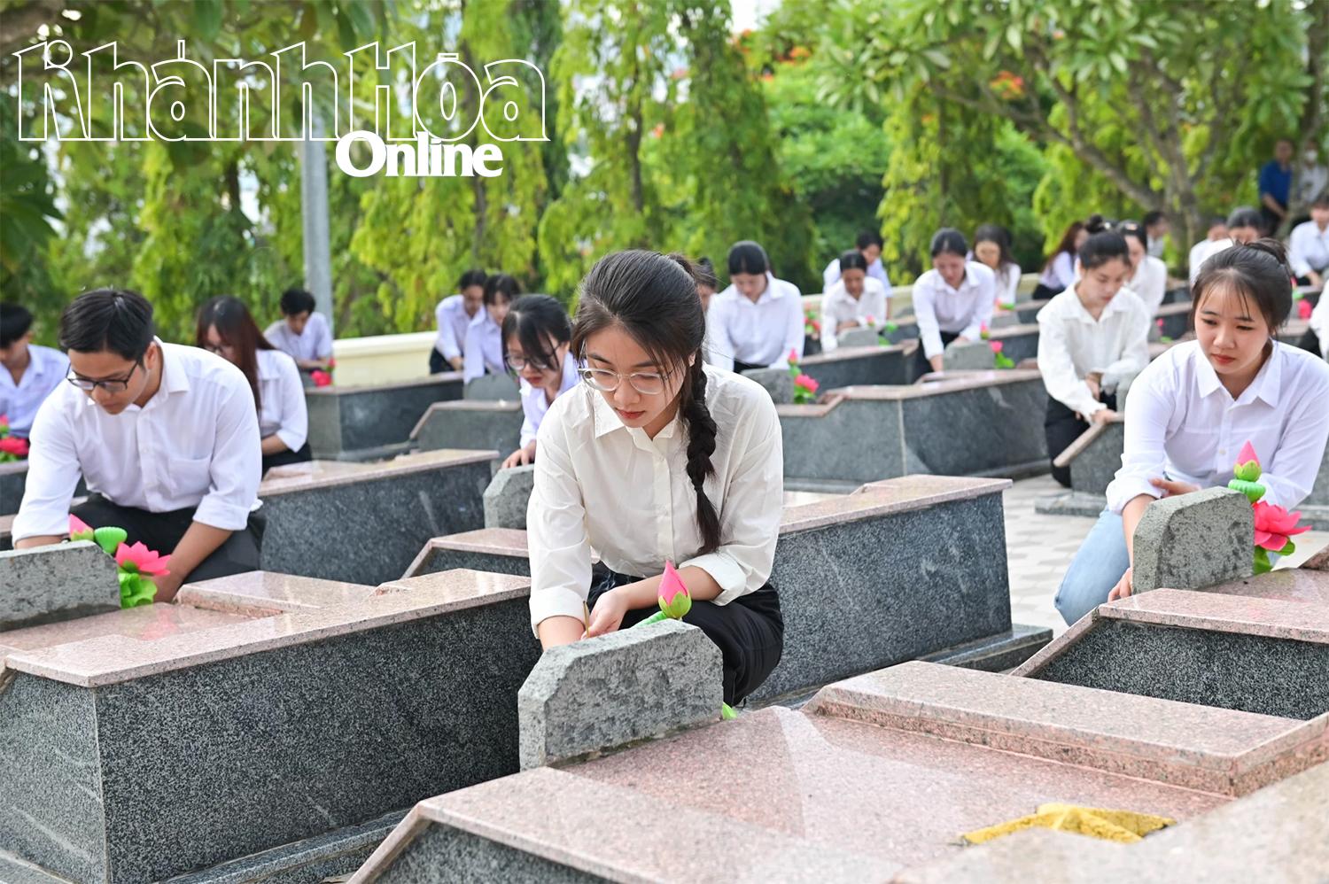 นักเรียนจุดธูปเทียนที่หลุมศพวีรชนผู้พลีชีพ