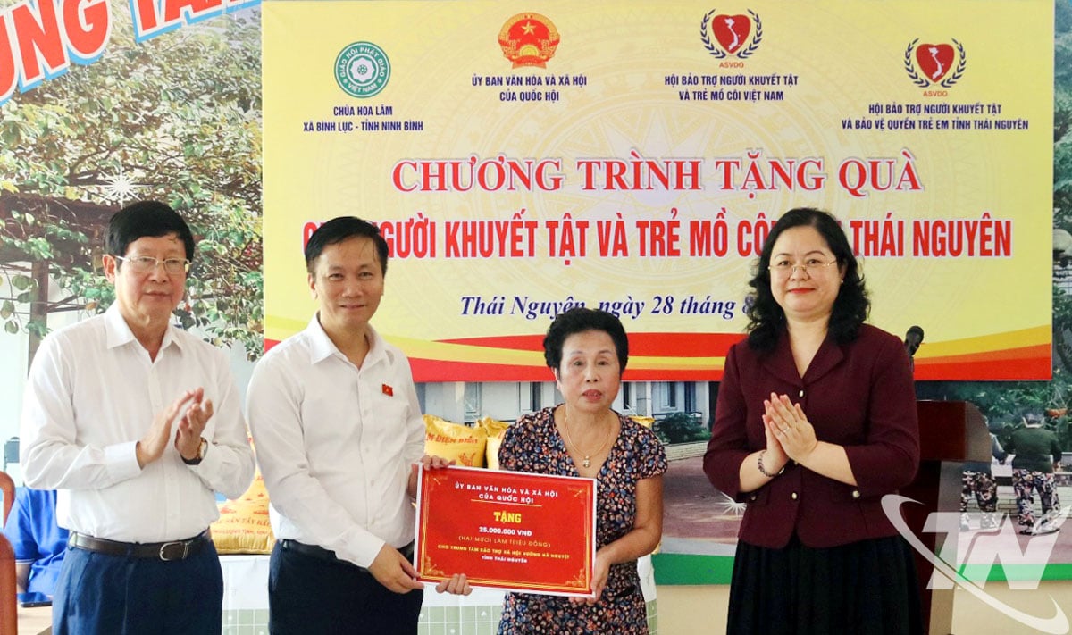 Genosse Lam Van Doan, stellvertretender Vorsitzender des Ausschusses für Kultur und Soziales der Nationalversammlung, überreichte dem Huong Ha Nguyet Social Protection Center 25 Millionen VND.