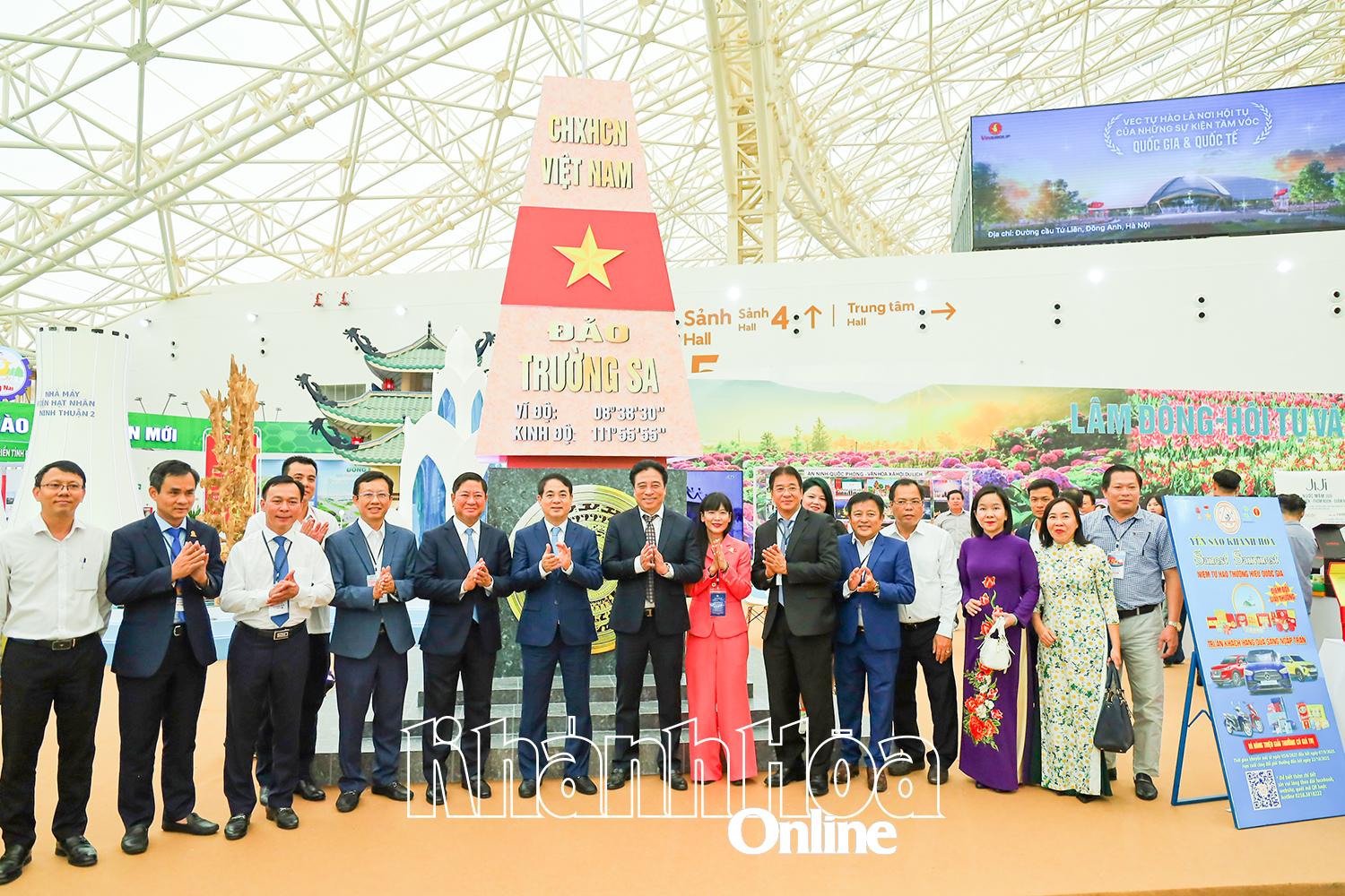 Các đồng chí lãnh đạo tỉnh chụp hình lưu niệm tại không gian trưng bày của tỉnh Khánh Hòa tham gia Triển lãm thành tựu đất nước nhân dịp kỷ niệm 80 năm ngày Quốc khánh.
