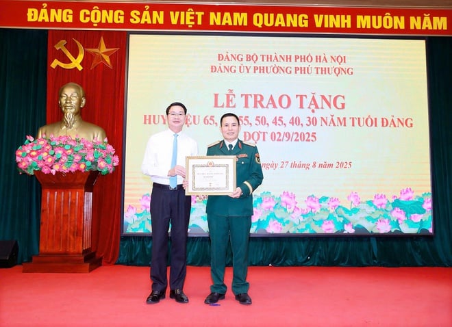 Phường Phú Thượng tổ chức Lễ trao Huy hiệu Đảng đợt 2/9- Ảnh 2.