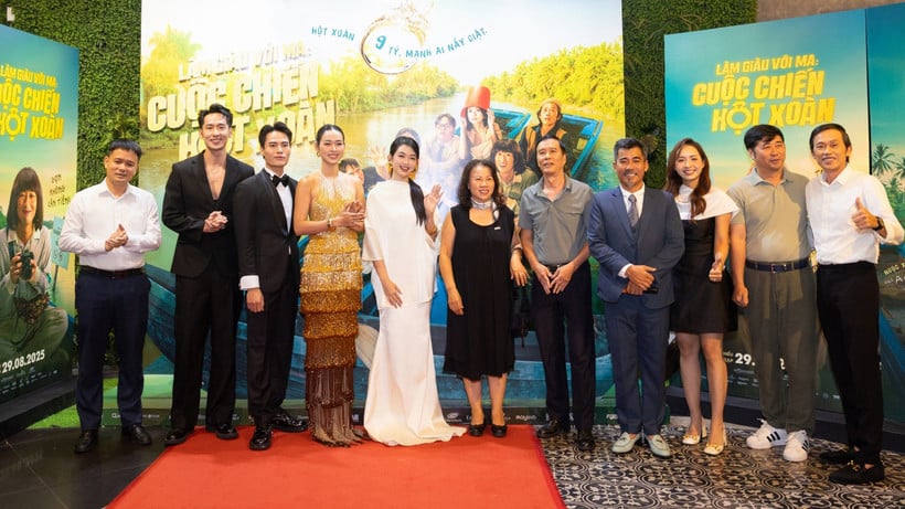Cục trưởng Điện ảnh Đặng Trần Cường (ngoài cùng bên trái) đến chúc mừng đoàn làm phim. (Ảnh: Ê-kíp cung cấp)