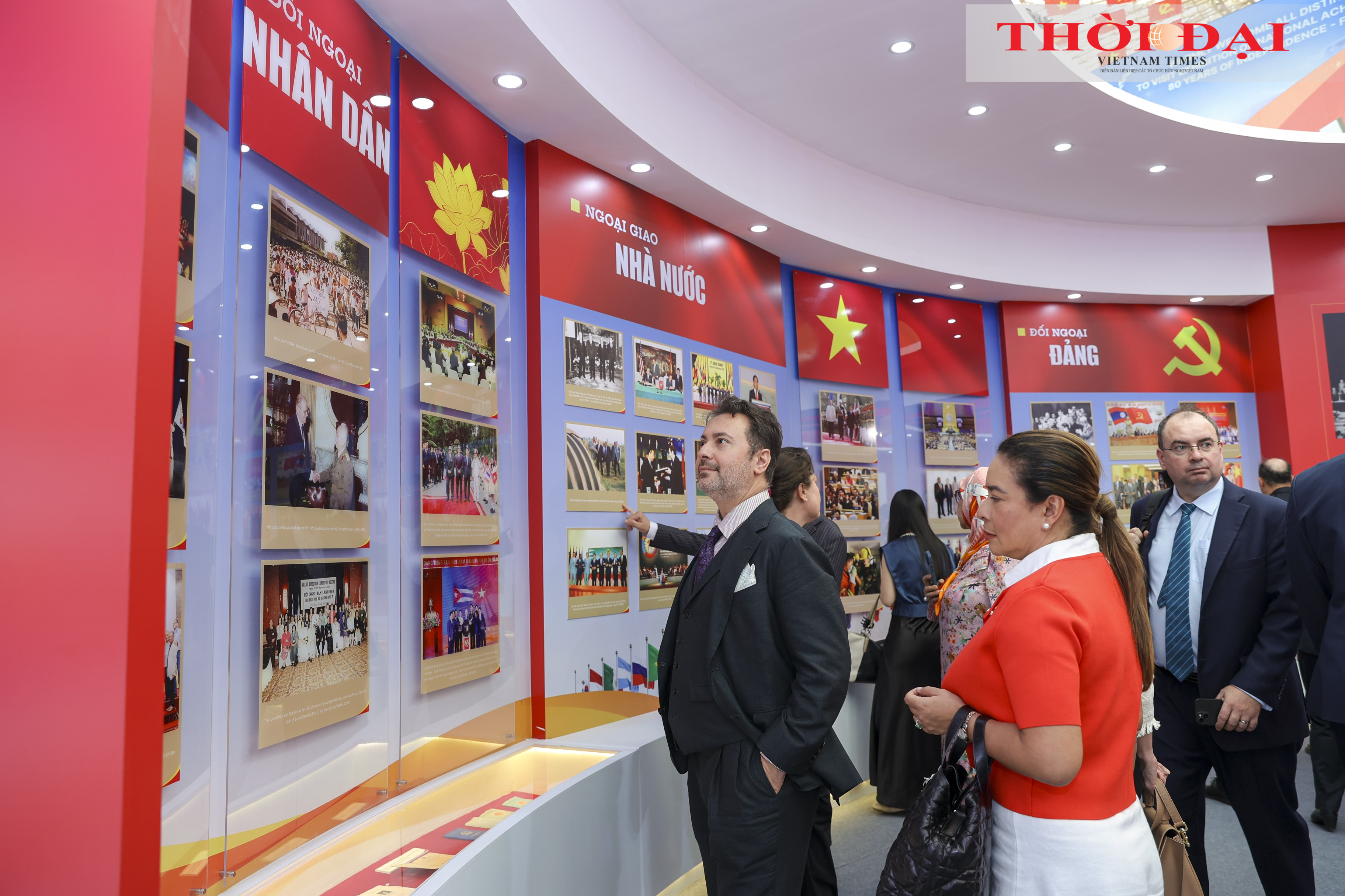 Đại diện các Đại sứ quán và tổ chức quốc tế tham quan không gian trưng bày của Bộ Ngoại giao, tìm hiểu những dấu mốc lịch sử và thành tựu tiêu biểu của ngoại giao Việt Nam trong 80 năm qua - từ sự nghiệp đấu tranh giành độc lập, thống nhất đất nước đến cô