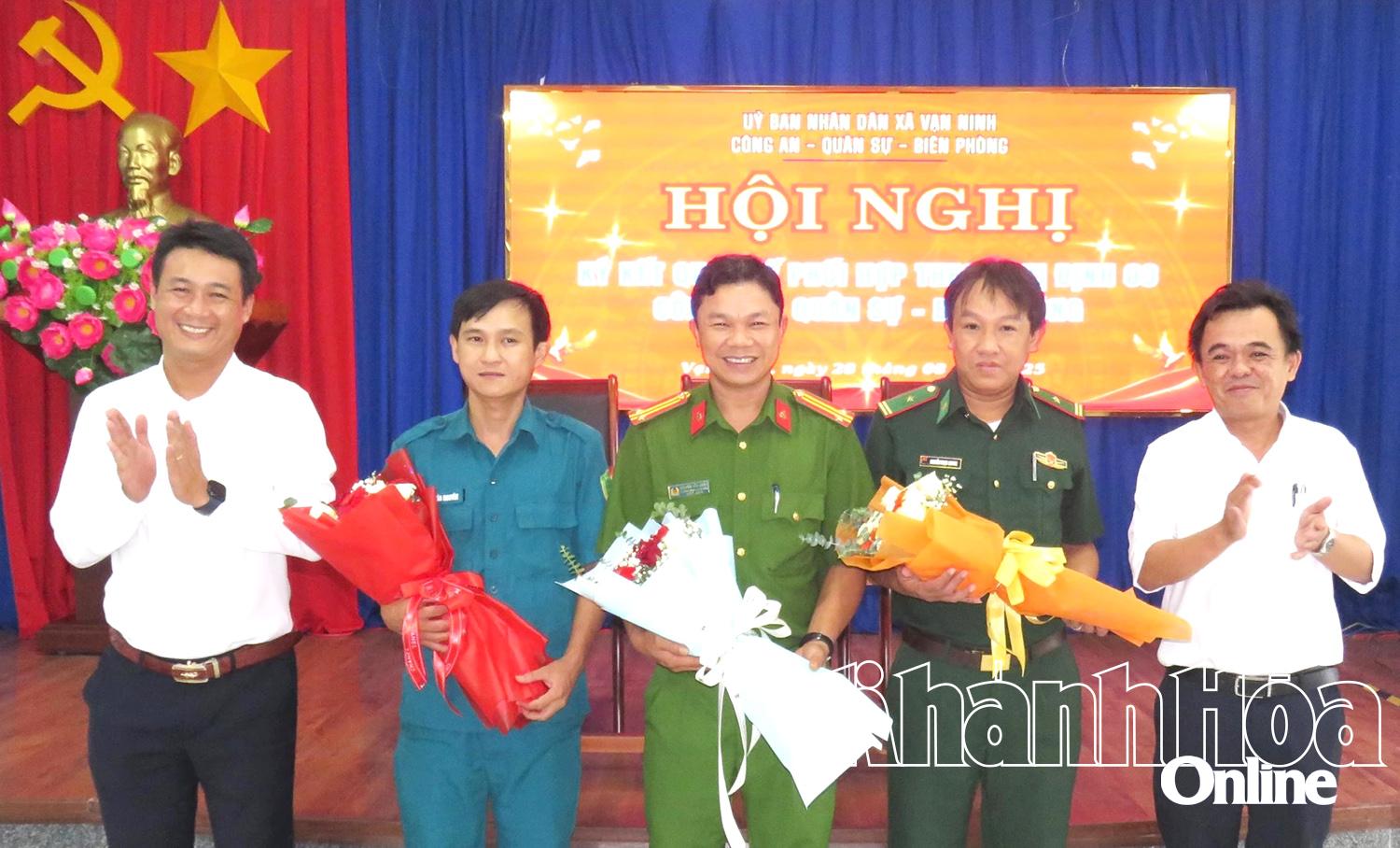 Lãnh đạo xã Vạn Ninh tặng hoa các đơn vị tại hội nghị.