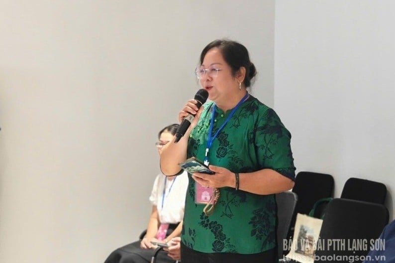 Mitglieder der Union der Literatur- und Kunstverbände der Stadt Chongzuo (Guangxi, China) tauschen sich beim Workshop aus
