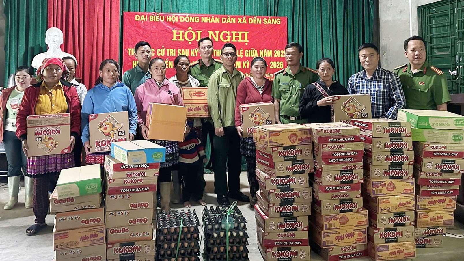 trao-tang-nhu-yeu-pham-cho-cac-ho-dan-tranh-tru-tai-nha-van-hoa.jpg