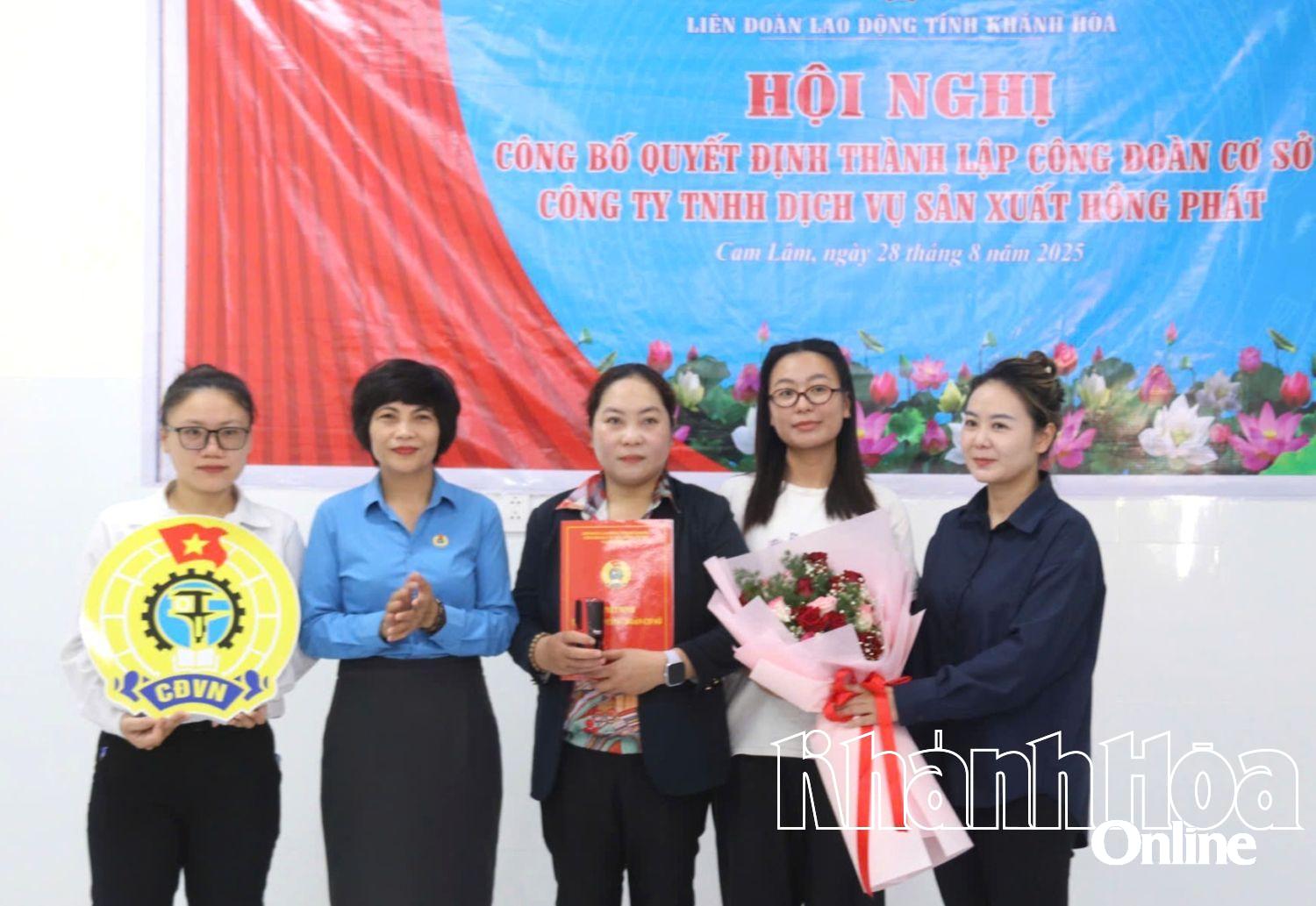 Leaders of the Provincial Labor Federation and the company presented the decision and flowers to congratulate the Executive Board of the Trade Union of Hong Phat Production Service Company Limited.