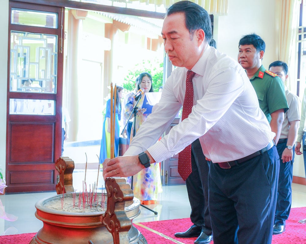 Đồng chí Lữ Quang Ngời- Phó Bí thư Tỉnh ủy, Chủ tịch UBND tỉnh dâng hương tại Khu lưu niệm GS.VS Trần Đại Nghĩa.


