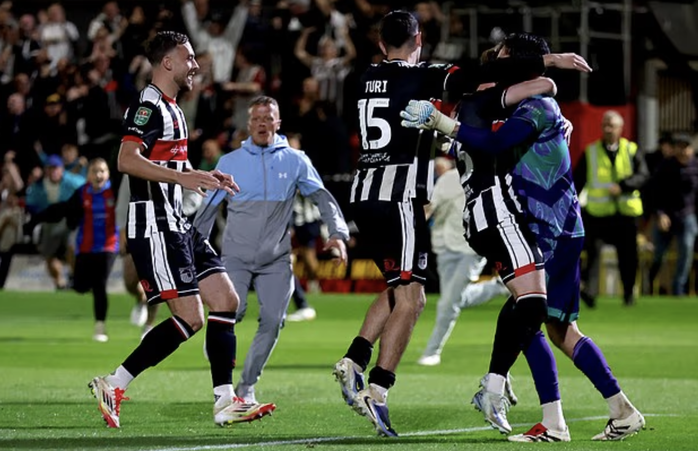 Grimsby tạo cú sốc lịch sử, loại Man United khỏi League Cup- Ảnh 7.