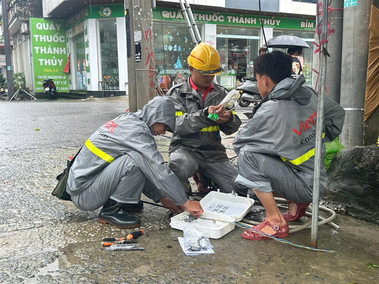 Người Viettel xuyên đêm khắc phục sự cố, đảm bảo thông tin liên lạc thông suốt cho khách hàng- Ảnh 2.