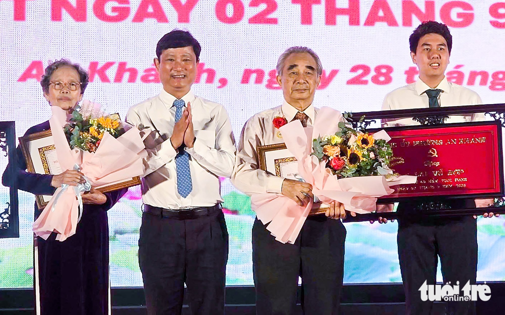 TP.HCM: Trao nhiều huy hiệu Đảng dịp Quốc khánh - Ảnh 2.