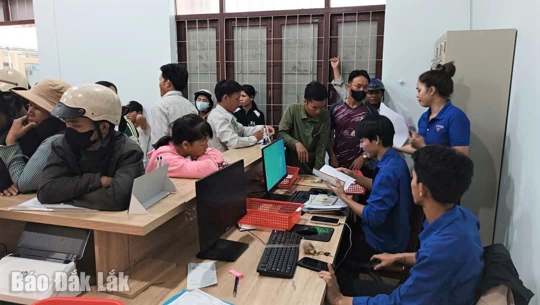 یوتھ رضاکار ٹیم Cu Pui Commune Public Administration Service Center میں انتظامی طریقہ کار کو حل کرنے کے لیے لوگوں کی مدد کرنے میں سرگرمی سے حصہ لیتی ہے۔