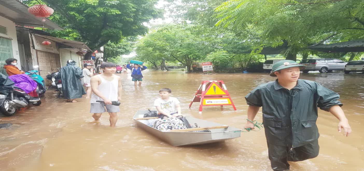 Phường Đông Ngạc kịp thời hỗ trợ người dân cơn bão số 5- Ảnh 4.
