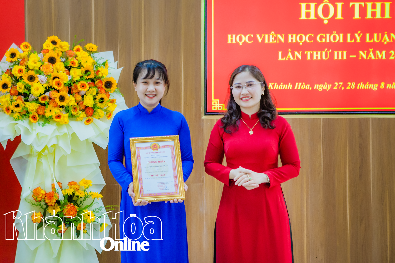 ថ្នាក់​ដឹកនាំ​សាលា​បាន​ប្រគល់​វិញ្ញាបនបត្រ​ដល់​ជ័យលាភី​លេខ​១។