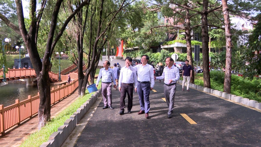anh-2-bi-thu-khao-sat.jpg