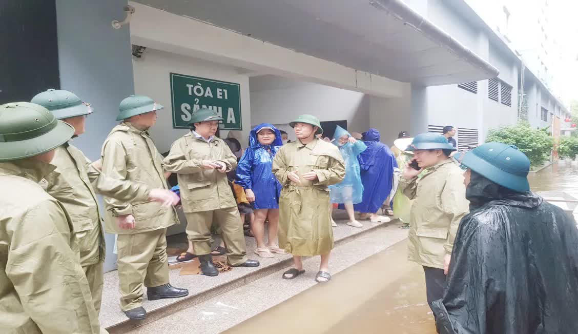 Phường Đông Ngạc kịp thời hỗ trợ người dân cơn bão số 5- Ảnh 2.