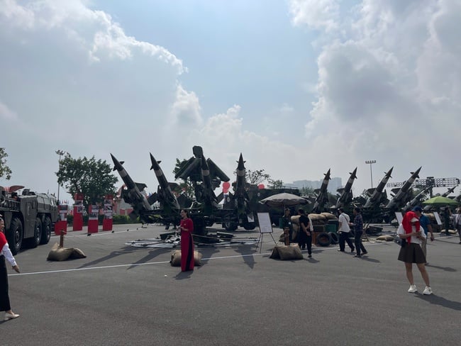 Người dân hào hứng trước dàn khí tài hùng hậu của Quân đội nhân dân Việt Nam - Ảnh 1.