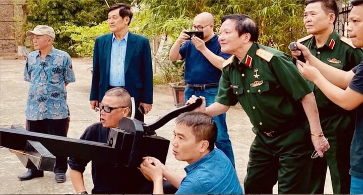 พลโทอาวุโส นักวิชาการ แพทย์ วีรบุรุษแห่งกองทัพประชาชน เหงียน ฮุย เฮียว; พลโท ศาสตราจารย์ ดร. เหงียน ดินห์ เจียน; พันเอก ศาสตราจารย์ ดร. เล ดินห์ ซี; พันเอก ศาสตราจารย์ ดร. หวู่ ตัง บอง; นักธนู ฝ่าม กวาง มินห์ และวิศวกร หวู่ ดินห์ แทงห์ กำลังยิงหน้าไม้ที่สร้างขึ้นใหม่ (ภาพ: NVCC)