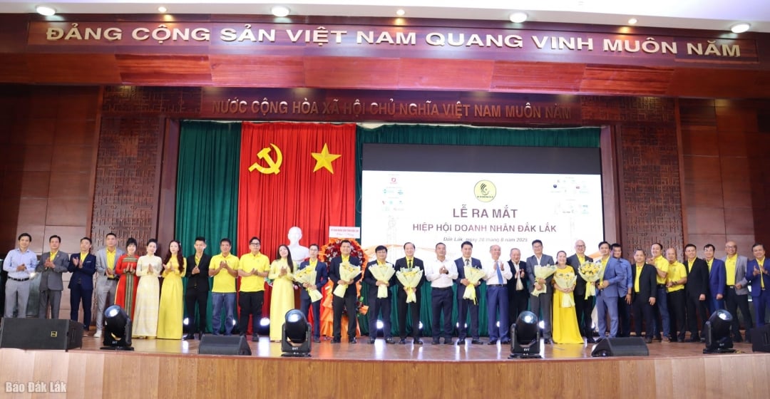 សម្ពោធក្រុមប្រឹក្សាប្រតិបត្តិនៃសមាគមធុរកិច្ច Dak Lak ។