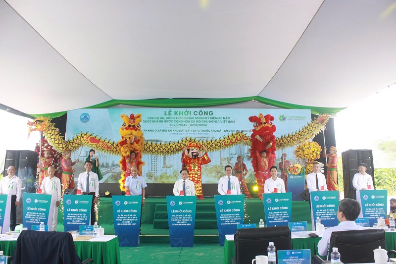 ប្រតិភូបានចុចប៊ូតុងដើម្បីចាប់ផ្តើមសាងសង់គម្រោងលំនៅដ្ឋានសង្គមដែលមានផ្ទះល្វែងជាង 1,800 ។ រូបថត៖ ត្រឹង ធី