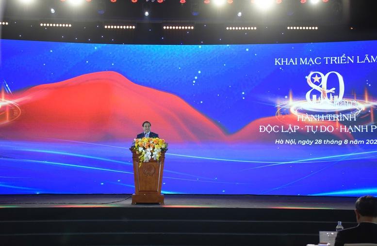 Thủ tướng: Triển lãm 80 năm tôn vinh lịch sử vẻ vang, lan tỏa lòng yêu nước, niềm tự hào, khát vọng vươn mình của dân tộc- Ảnh 8.
