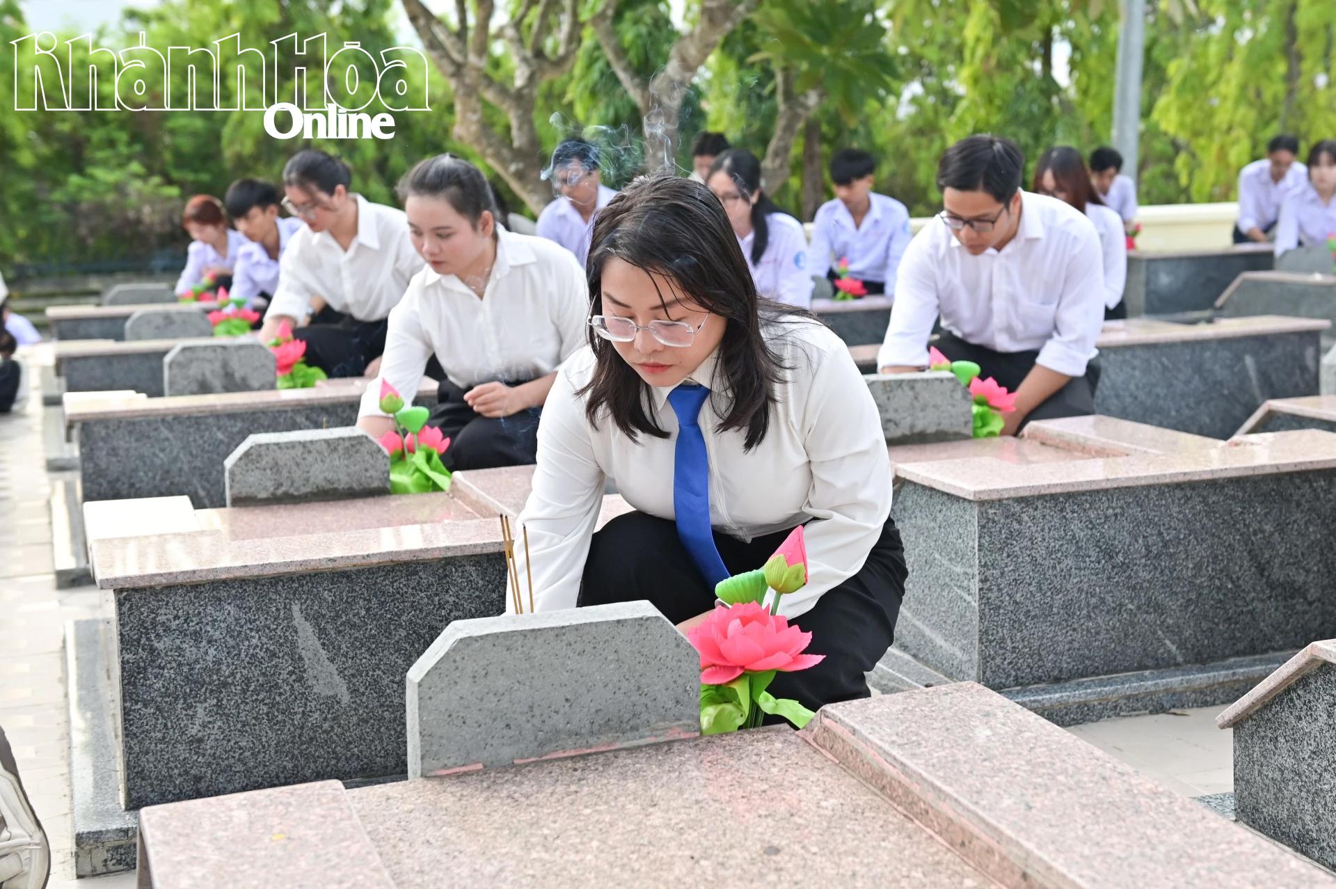 การถวายธูปเทียนบูชาหลุมศพวีรชนผู้เสียสละ