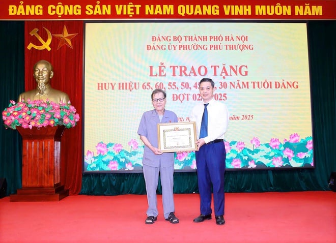 Phường Phú Thượng tổ chức Lễ trao Huy hiệu Đảng đợt 2/9- Ảnh 1.