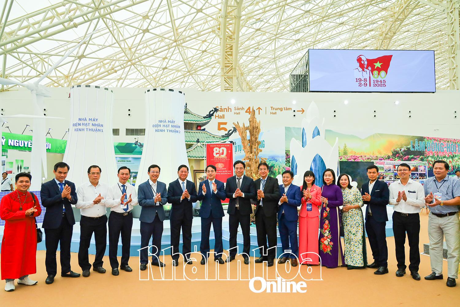 Các đồng chí lãnh đạo tỉnh chụp hình lưu niệm tại không gian trưng bày của tỉnh Khánh Hòa tham gia Triển lãm thành tựu đất nước nhân dịp kỷ niệm 80 năm ngày Quốc khánh.