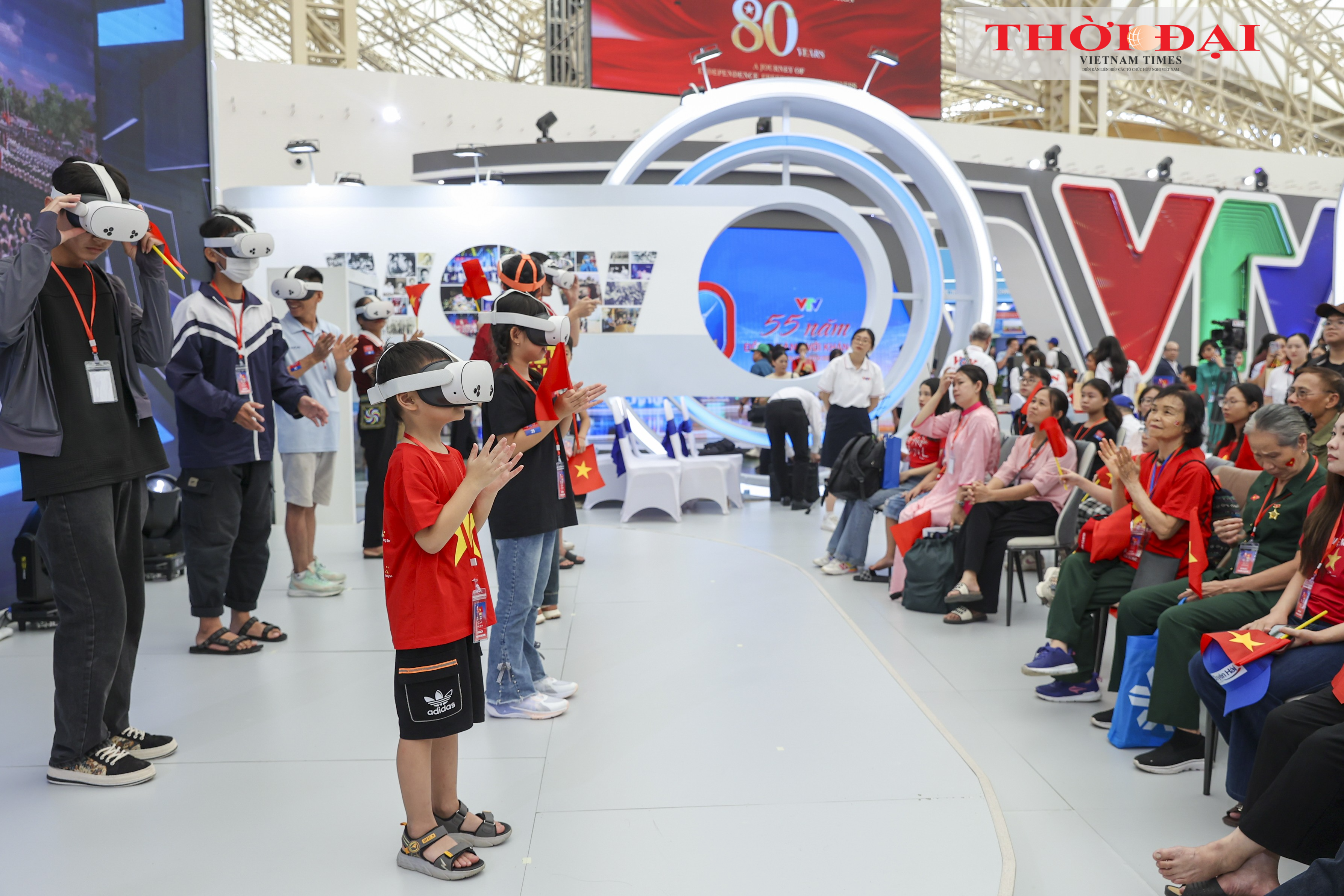 Các khách tham quan nhí trải nghiệ công nghệ thực tế ảo tại gian trưng bày của Đài  Truyền hình Việt Nam. (Ảnh: Đinh Hòa)